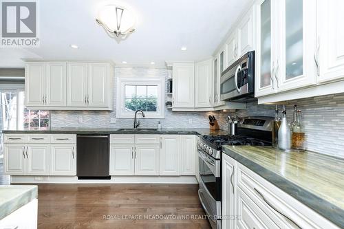 38 Mckillop Court, Brampton, ON - Indoor Photo Showing Kitchen With Upgraded Kitchen