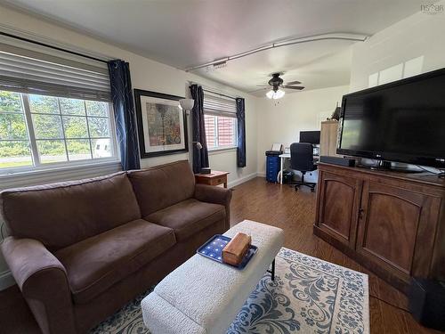 560 Gusset Road, Lismore, NS - Indoor Photo Showing Living Room