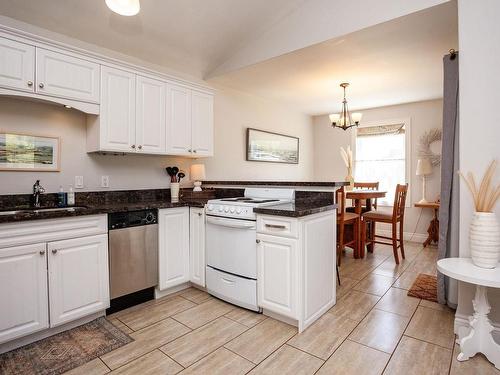 22 170 Schoolhouse Lane, Stanley Bridge, PE - Indoor Photo Showing Kitchen