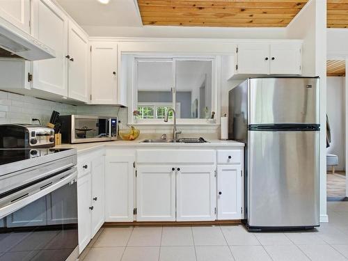 95 White Tail Pass, Vaughan, NS - Indoor Photo Showing Kitchen With Double Sink