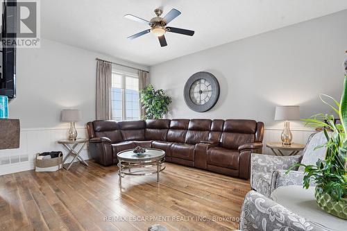 25 Brian Drive, Brant, ON - Indoor Photo Showing Living Room