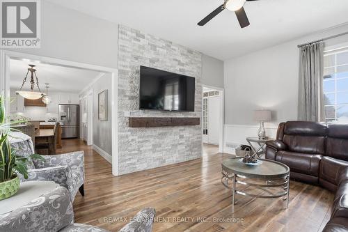 25 Brian Drive, Brant, ON - Indoor Photo Showing Living Room