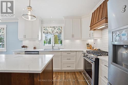 25 Brian Drive, Brant, ON - Indoor Photo Showing Kitchen With Upgraded Kitchen