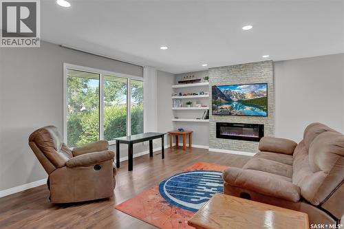 87 Hastings Crescent, Regina, SK - Indoor Photo Showing Living Room With Fireplace