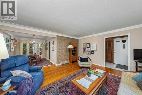1732 Rutherglen Close, Sarnia, ON - Indoor Photo Showing Living Room