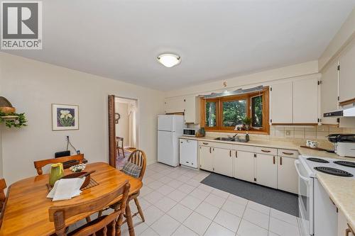 1732 Rutherglen Close, Sarnia, ON - Indoor Photo Showing Kitchen With Double Sink