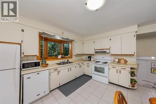 1732 Rutherglen Close, Sarnia, ON - Indoor Photo Showing Kitchen With Double Sink