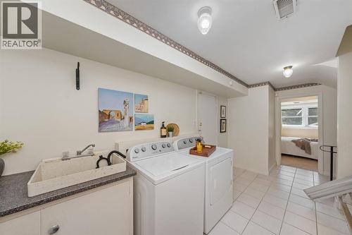 1732 Rutherglen Close, Sarnia, ON - Indoor Photo Showing Laundry Room