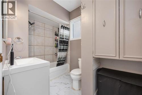 260 Mitton Street South, Sarnia, ON - Indoor Photo Showing Bathroom