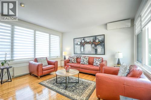 777 Front Road North, Amherstburg, ON - Indoor Photo Showing Living Room