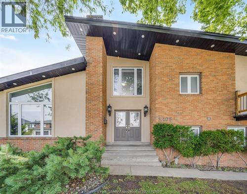2405 Roxborough Boulevard, Windsor, ON - Outdoor
