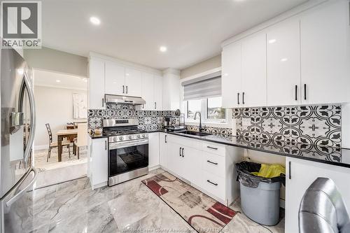 2405 Roxborough Boulevard, Windsor, ON - Indoor Photo Showing Kitchen With Upgraded Kitchen