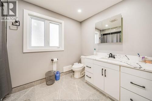 2405 Roxborough Boulevard, Windsor, ON - Indoor Photo Showing Bathroom