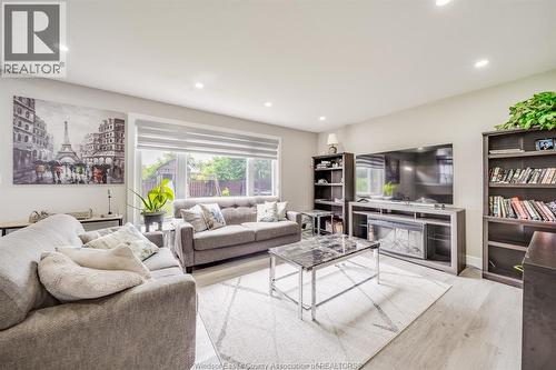 2405 Roxborough Boulevard, Windsor, ON - Indoor Photo Showing Living Room