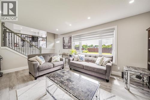 2405 Roxborough Boulevard, Windsor, ON - Indoor Photo Showing Living Room