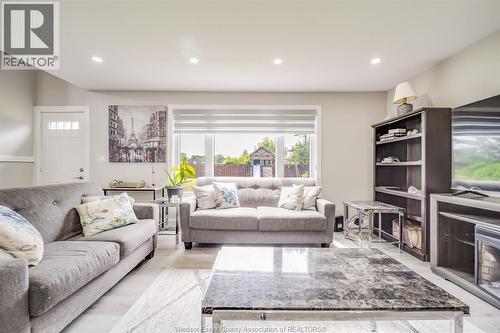 2405 Roxborough Boulevard, Windsor, ON - Indoor Photo Showing Living Room
