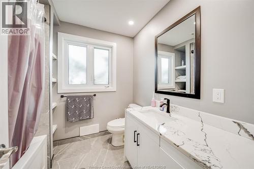 2405 Roxborough Boulevard, Windsor, ON - Indoor Photo Showing Bathroom