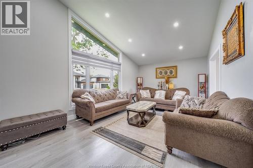 2405 Roxborough Boulevard, Windsor, ON - Indoor Photo Showing Living Room