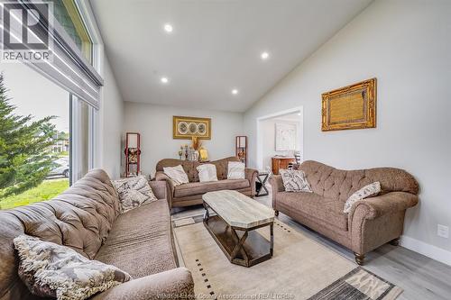 2405 Roxborough Boulevard, Windsor, ON - Indoor Photo Showing Living Room