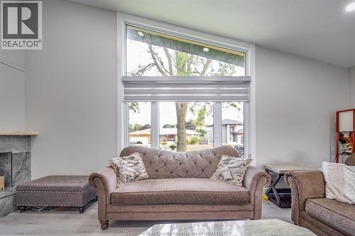 2405 Roxborough Boulevard, Windsor, ON - Indoor Photo Showing Living Room