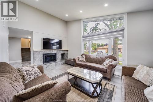 2405 Roxborough Boulevard, Windsor, ON - Indoor Photo Showing Living Room With Fireplace