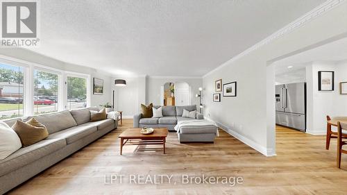 70 Roberts Crescent, Brampton, ON - Indoor Photo Showing Living Room