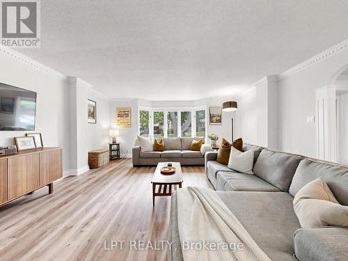 70 Roberts Crescent, Brampton, ON - Indoor Photo Showing Living Room