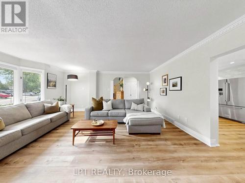 70 Roberts Crescent, Brampton, ON - Indoor Photo Showing Living Room