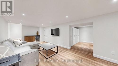 70 Roberts Crescent, Brampton, ON - Indoor Photo Showing Living Room