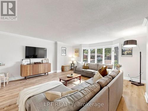 70 Roberts Crescent, Brampton, ON - Indoor Photo Showing Living Room