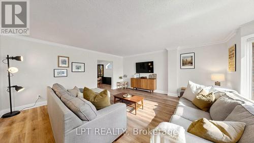 70 Roberts Crescent, Brampton, ON - Indoor Photo Showing Living Room