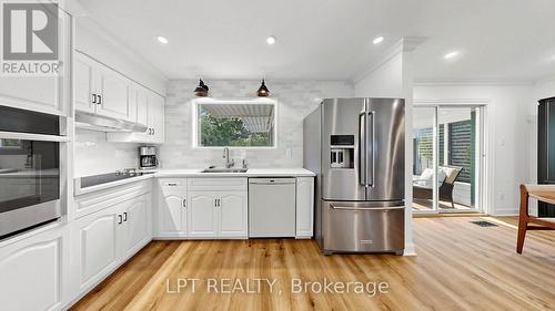 70 Roberts Crescent, Brampton, ON - Indoor Photo Showing Kitchen With Upgraded Kitchen