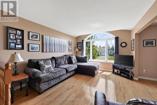 79 Hickory Street, South Stormont, ON - Indoor Photo Showing Living Room