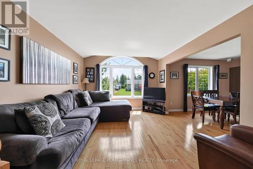 79 Hickory Street, South Stormont, ON - Indoor Photo Showing Living Room