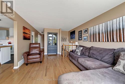 79 Hickory Street, South Stormont, ON - Indoor Photo Showing Living Room