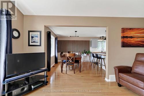 79 Hickory Street, South Stormont, ON - Indoor Photo Showing Living Room