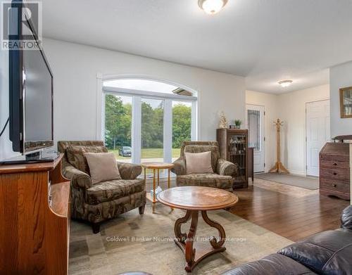 380 Brunswick Street E, Minto, ON - Indoor Photo Showing Living Room