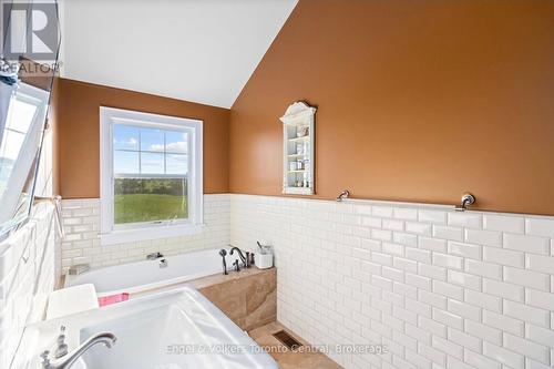 385073 4Th Conc A Road, Grey Highlands, ON - Indoor Photo Showing Bathroom