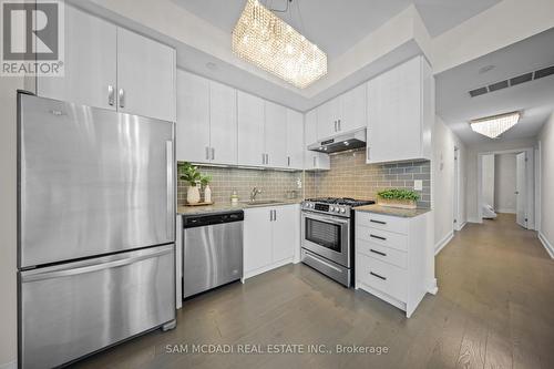 1 - 670 Atwater Avenue, Mississauga, ON - Indoor Photo Showing Kitchen With Upgraded Kitchen