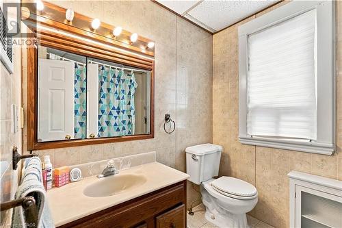 105 Rosemont Avenue, Hamilton, ON - Indoor Photo Showing Bathroom