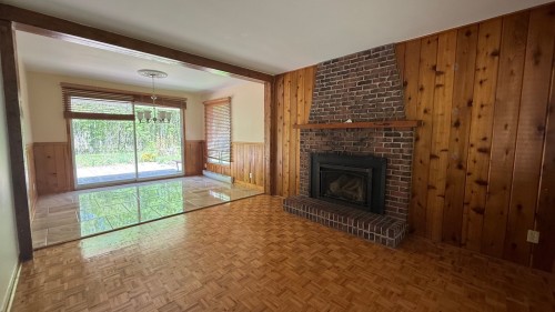 Salon - 457 Ch. Moore, Hemmingford - Canton, QC - Indoor With Fireplace