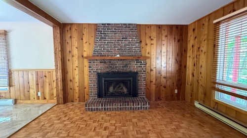 Salon - 457 Ch. Moore, Hemmingford - Canton, QC - Indoor Photo Showing Living Room With Fireplace