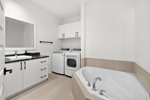 Bathroom - B-14 Rue Dumouchel, Mercier, QC - Indoor Photo Showing Laundry Room