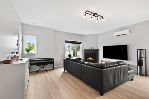 Living Room - B-14 Rue Dumouchel, Mercier, QC - Indoor Photo Showing Other Room