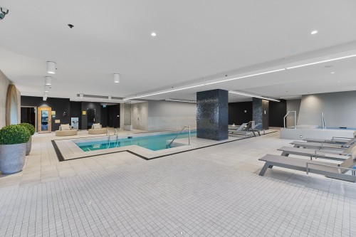 Pool - 707-151 Rue De La Rotonde, Montréal (Verdun/Île-Des-Soeurs), QC - Indoor Photo Showing Other Room With In Ground Pool