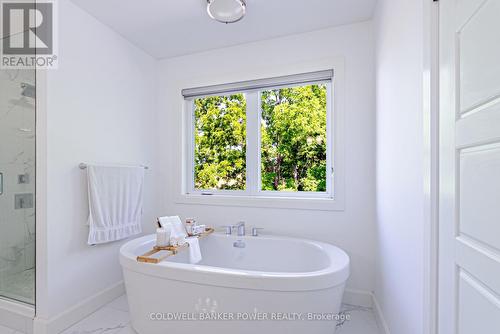 2202 Tripp Drive, London South (South V), ON - Indoor Photo Showing Bathroom