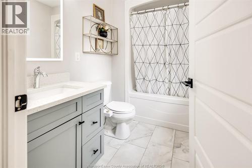 257 Robinson Avenue, Essex, ON - Indoor Photo Showing Bathroom