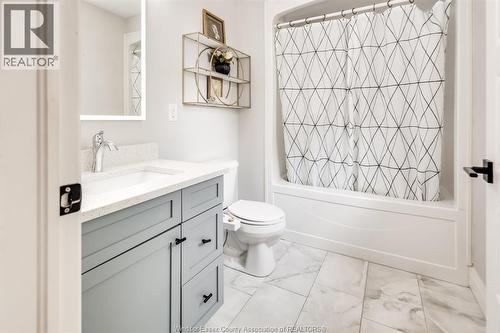 257 Robinson Avenue, Essex, ON - Indoor Photo Showing Bathroom