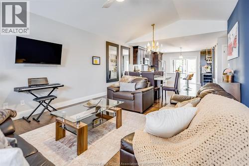 257 Robinson Avenue, Essex, ON - Indoor Photo Showing Living Room