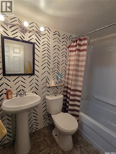 220 4Th Street Nw, Wadena, SK - Indoor Photo Showing Bathroom